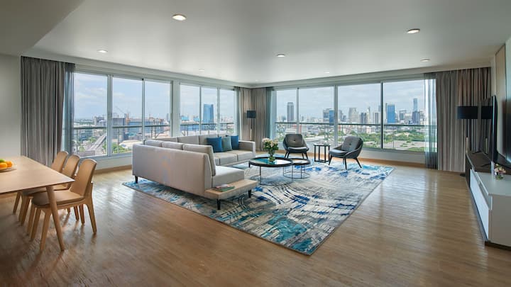 Panoramic Highfloor penthouse